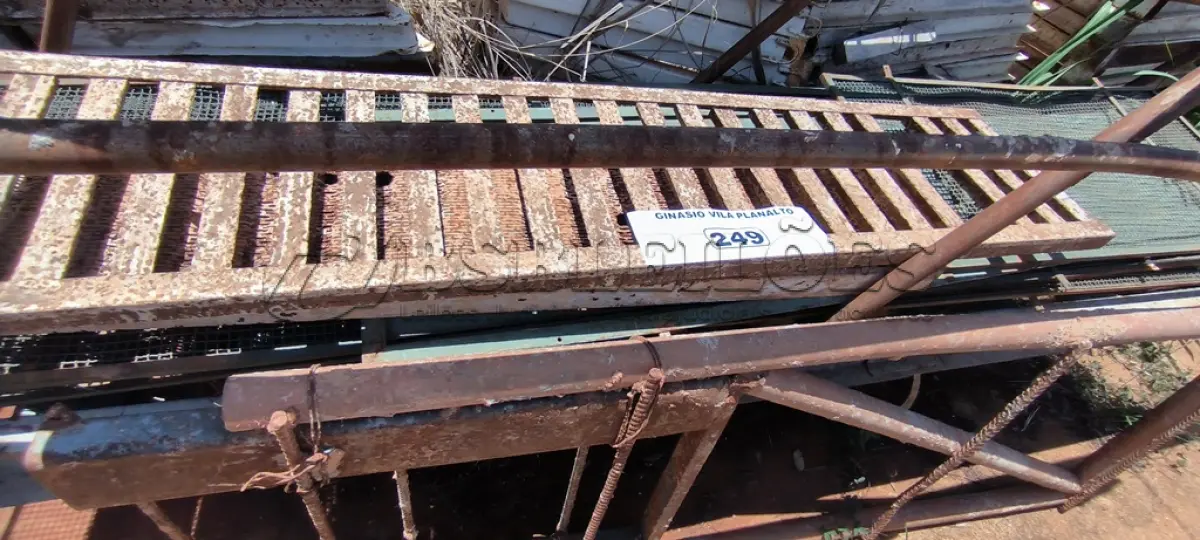 LOTE 249 - 01 LOTE COM UMA ESCADA EM FERRO E GRANDE EM FERRO (NO ESTADO, NÃO SABEMOS SE FUNCIONA. LEILÃO NÃO TEM GARANTIA E NEM DEVOLUÇÃO).