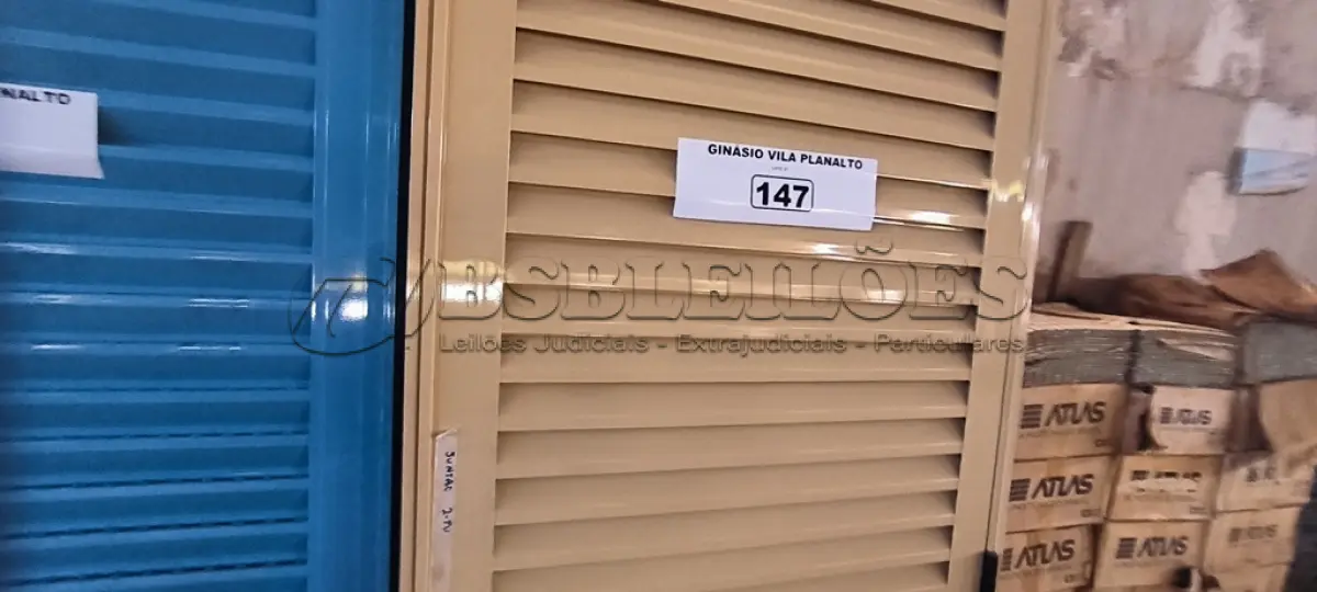LOTE 147 - 02 PORTAS EM ALUMÍNIO 80X2,45 NA COR MARROM CLARO (NO ESTADO, NÃO SABEMOS SE FUNCIONA. LEILÃO NÃO TEM GARANTIA E NEM DEVOLUÇÃO).