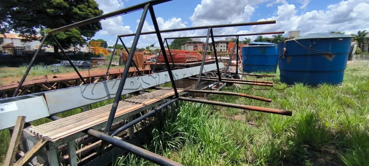 LOTE 279 - 03 ESTRUTURAS EM TRIANGULO EM FERRO NA COR PRETA (NO ESTADO, NÃO SABEMOS SE FUNCIONA. LEILÃO NÃO TEM GARANTIA E NEM DEVOLUÇÃO).