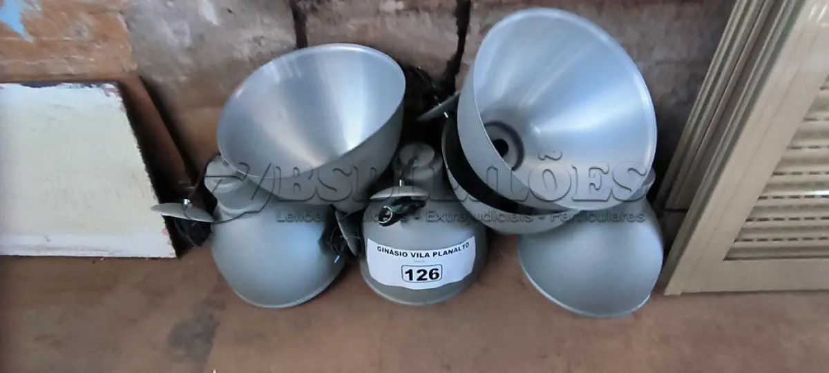 LOTE 126 - 06 LUMINÁRIAS PARA GALPÃO (NO ESTADO, NÃO SABEMOS SE FUNCIONA. LEILÃO NÃO TEM GARANTIA E NEM DEVOLUÇÃO).