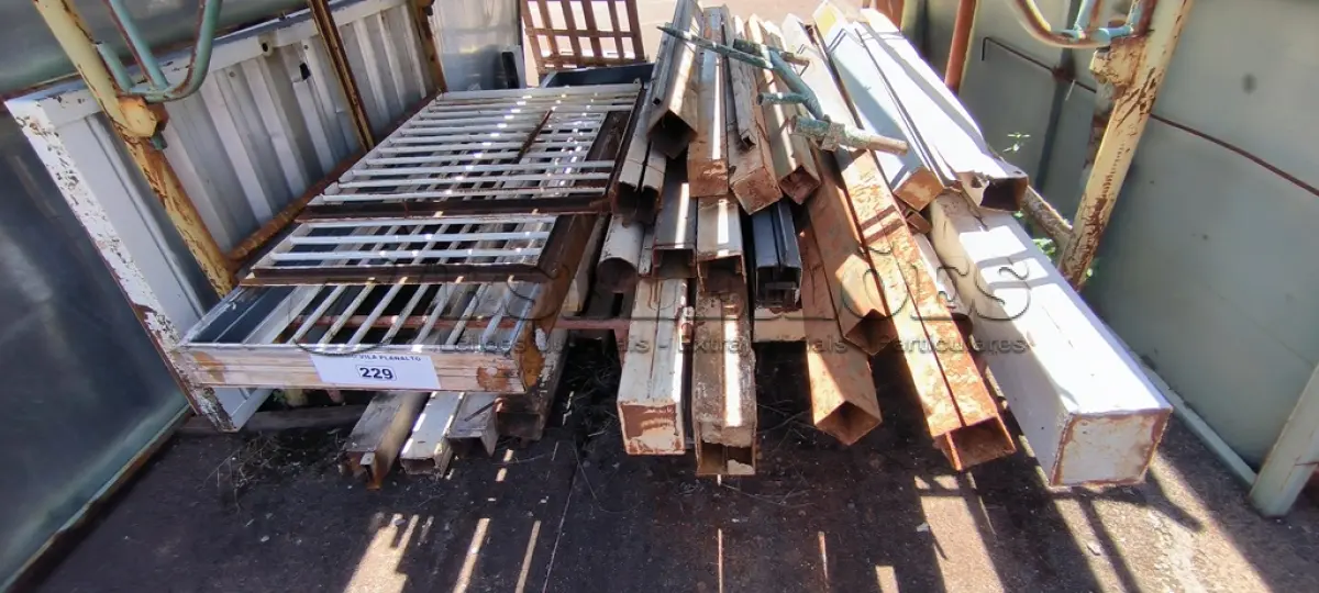 LOTE 229 - 01 LOTE COM PEDAÇOS DE PERFIS EM FERRO (NO ESTADO, NÃO SABEMOS SE FUNCIONA. LEILÃO NÃO TEM GARANTIA E NEM DEVOLUÇÃO).