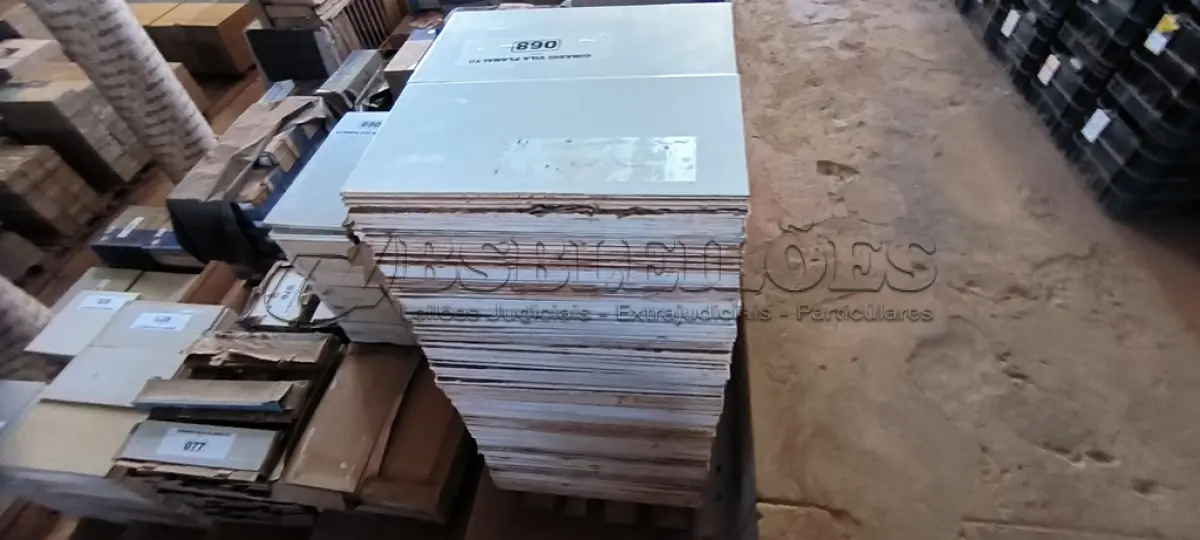 LOTE 068 - 01 LOTE COM REVESTIMENTOS 30X60 BRANCO (NO ESTADO, NÃO SABEMOS SE FUNCIONA. LEILÃO NÃO TEM GARANTIA E NEM DEVOLUÇÃO).