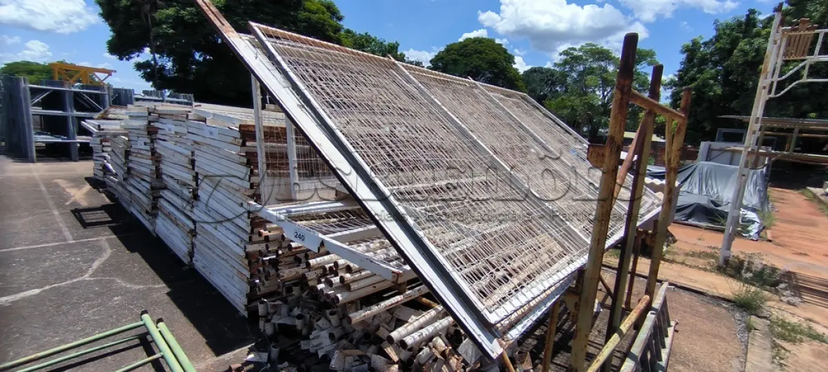 LOTE 240 - 01 LOTE COM GRANDES EM FERRO E TUBOS EM FERRO NA COR BRANCA (NO ESTADO, NÃO SABEMOS SE FUNCIONA. LEILÃO NÃO TEM GARANTIA E NEM DEVOLUÇÃO).