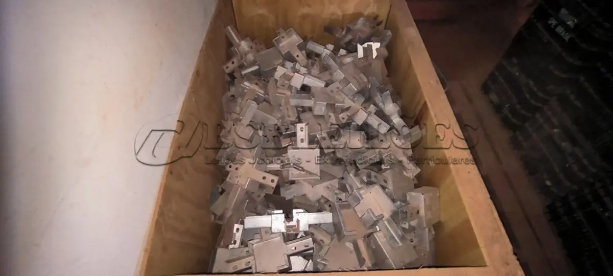 LOTE 184 - 01 LOTE COM CAIXAS DE DERIVAÇÃO (NO ESTADO, NÃO SABEMOS SE FUNCIONA. LEILÃO NÃO TEM GARANTIA E NEM DEVOLUÇÃO).