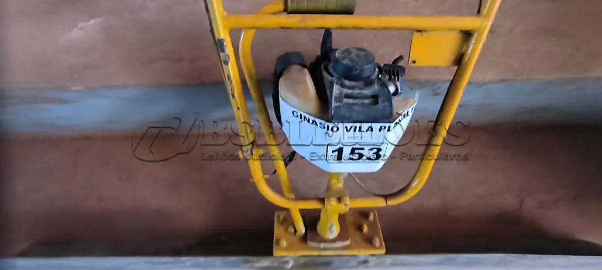 LOTE 153 - 01 NIVELADOR DE CONCRETO A GASOLINA (NO ESTADO, NÃO SABEMOS SE FUNCIONA. LEILÃO NÃO TEM GARANTIA E NEM DEVOLUÇÃO).