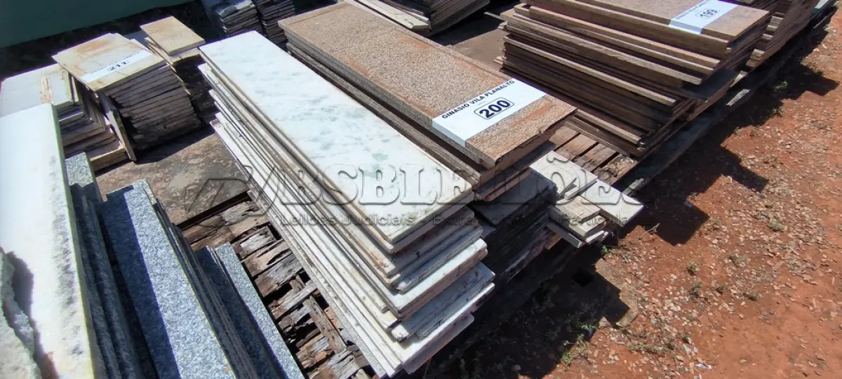 LOTE 200 - 01 LOTE COM RODAPÉS EM GRANITO TAMANHOS E CORES DIVERSAS (NO ESTADO, NÃO SABEMOS SE FUNCIONA. LEILÃO NÃO TEM GARANTIA E NEM DEVOLUÇÃO).