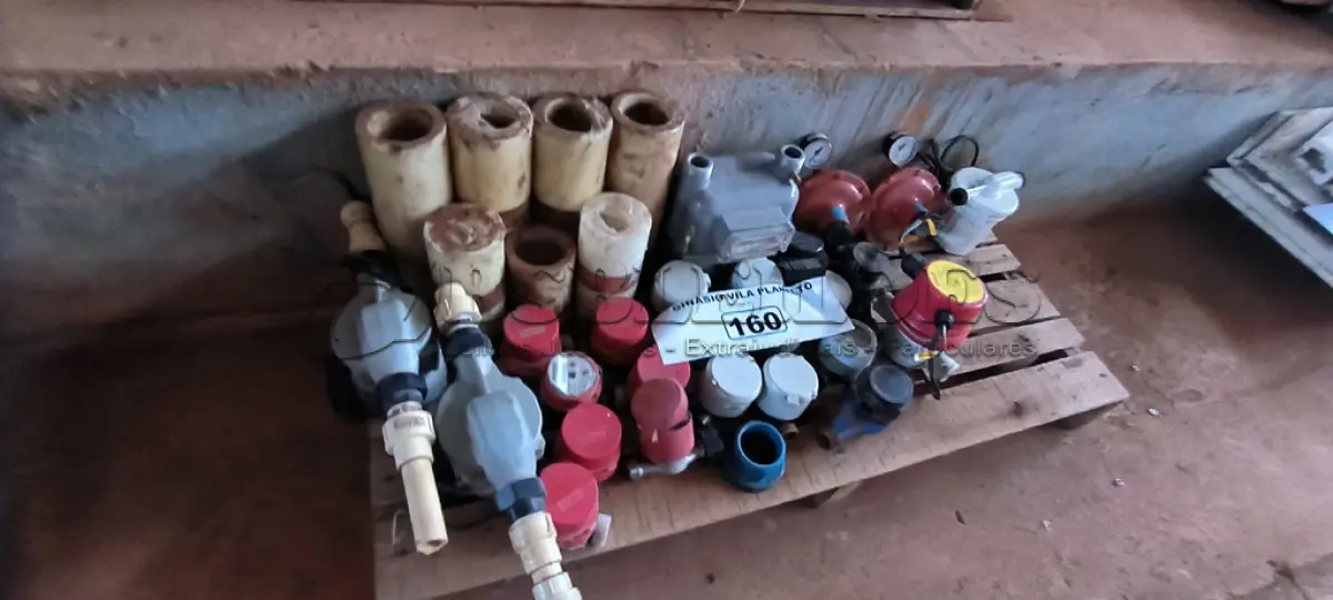 LOTE 160 - 01 LOTE COM HIDRÔMETROS E AQUECEDOR DE BANHEIRAS (NO ESTADO, NÃO SABEMOS SE FUNCIONA. LEILÃO NÃO TEM GARANTIA E NEM DEVOLUÇÃO).