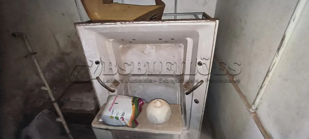 LOTE 125 - 01 LOTE COM BANHEIRA E MICTÓRIOS, LAVATÓRIOS PARA BANHEIRO E CAIXAS DIVERSAS (NO ESTADO, NÃO SABEMOS SE FUNCIONA. LEILÃO NÃO TEM GARANTIA E NEM DEVOLUÇÃO).