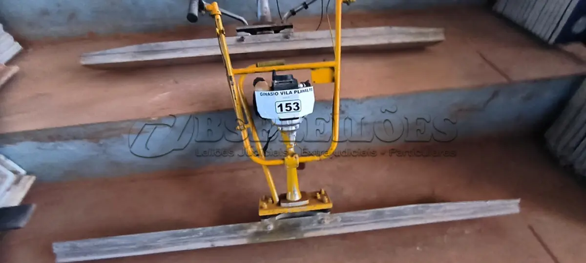 LOTE 153 - 01 NIVELADOR DE CONCRETO A GASOLINA (NO ESTADO, NÃO SABEMOS SE FUNCIONA. LEILÃO NÃO TEM GARANTIA E NEM DEVOLUÇÃO).