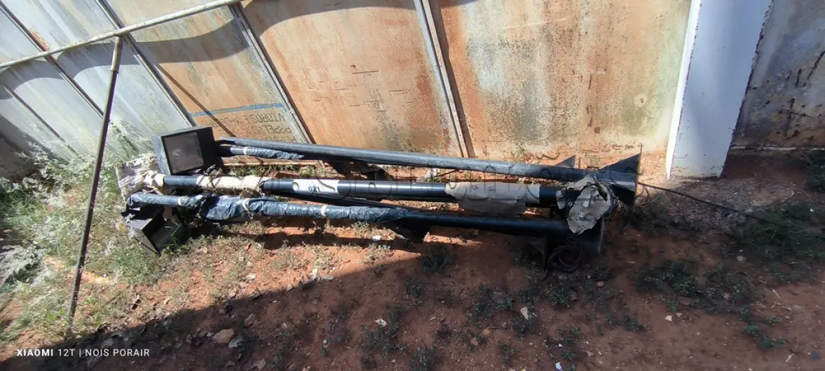 LOTE 021 - 06 POSTES SENDO 04 COM LUMINÁRIAS (NO ESTADO, NÃO SABEMOS SE FUNCIONA. LEILÃO NÃO TEM GARANTIA E NEM DEVOLUÇÃO).