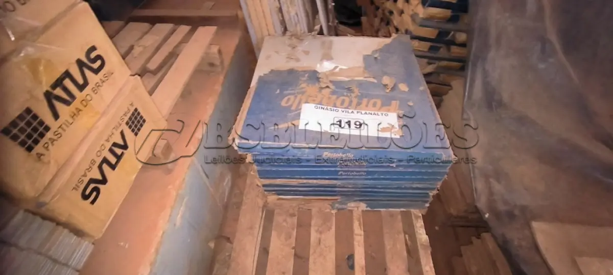 LOTE 119 - 13 CAIXAS DE PISOS 60X60 PORTOBELLO GALIVEU CREMA (NO ESTADO, NÃO SABEMOS SE FUNCIONA. LEILÃO NÃO TEM GARANTIA E NEM DEVOLUÇÃO).