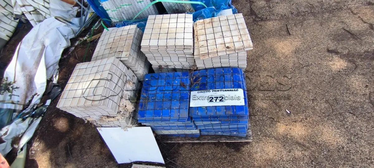LOTE 272 - 01 LOTE COM REVESTIMENTOS 30X60 E PASTILHAS NA COR BRANCA E AZUL (NO ESTADO, NÃO SABEMOS SE FUNCIONA. LEILÃO NÃO TEM GARANTIA E NEM DEVOLUÇÃO).
