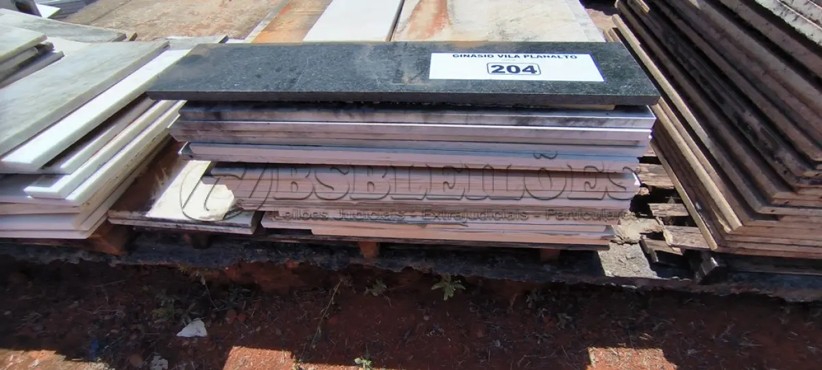 LOTE 204 - 01 LOTE COM RODAPÉS EM GRANITO TAMANHOS E CORES DIVERSAS (NO ESTADO, NÃO SABEMOS SE FUNCIONA. LEILÃO NÃO TEM GARANTIA E NEM DEVOLUÇÃO).