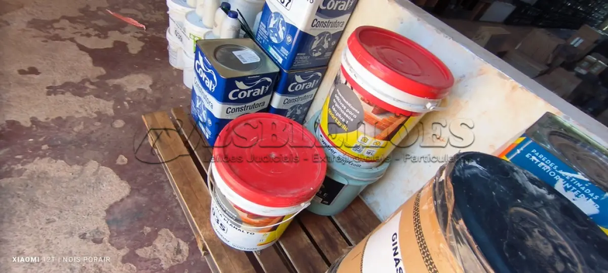 LOTE 035 - 01 LOTE COM BALDES DE IMPERMEABILIZANTES (NO ESTADO, NÃO SABEMOS SE FUNCIONA. LEILÃO NÃO TEM GARANTIA E NEM DEVOLUÇÃO).