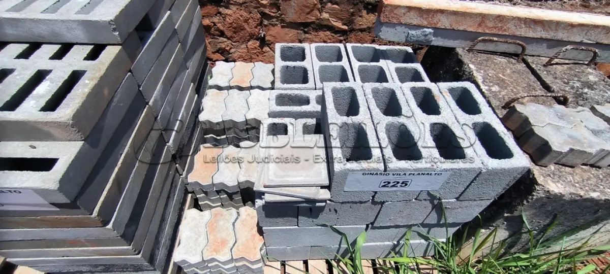 LOTE 225 - 01 LOTE COM BLOCOS DE CONCRETO (NO ESTADO, NÃO SABEMOS SE FUNCIONA. LEILÃO NÃO TEM GARANTIA E NEM DEVOLUÇÃO).