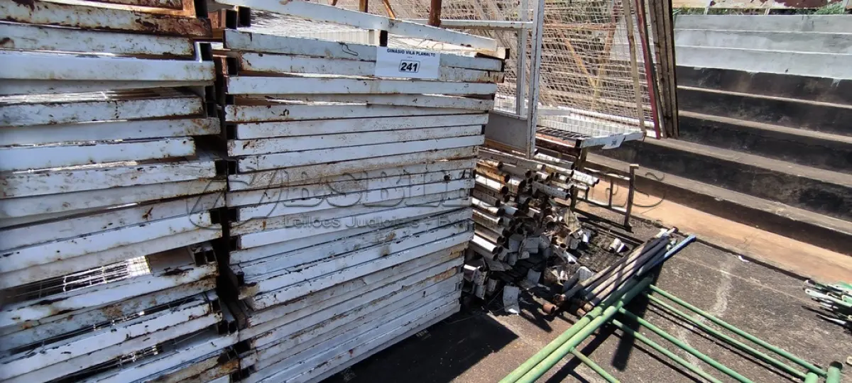 LOTE 241 - 01 LOTE COM GRADES EM FERRO NA COR BRANCA COM TELAS (NO ESTADO, NÃO SABEMOS SE FUNCIONA. LEILÃO NÃO TEM GARANTIA E NEM DEVOLUÇÃO).