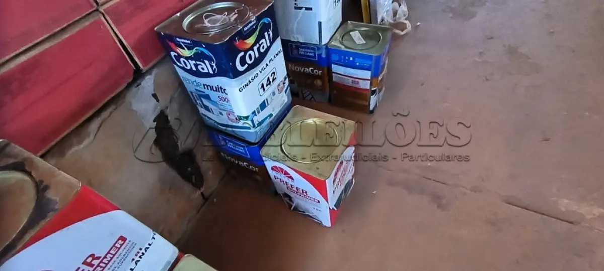 LOTE 142 - 01 LATA DE PRIME ASFÁLTICO 02 LATAS DE TINTAS DIVERSAS (NO ESTADO, NÃO SABEMOS SE FUNCIONA. LEILÃO NÃO TEM GARANTIA E NEM DEVOLUÇÃO).
