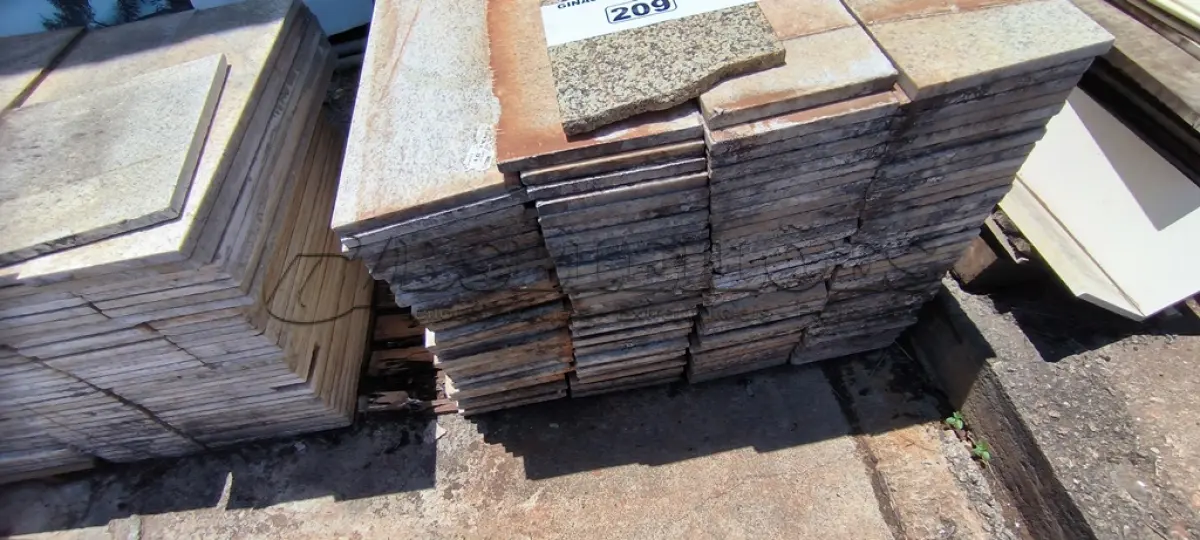 LOTE 209 - 01 LOTE COM RODAPÉS EM GRANITO TAMANHOS E CORES DIVERSAS (NO ESTADO, NÃO SABEMOS SE FUNCIONA. LEILÃO NÃO TEM GARANTIA E NEM DEVOLUÇÃO).