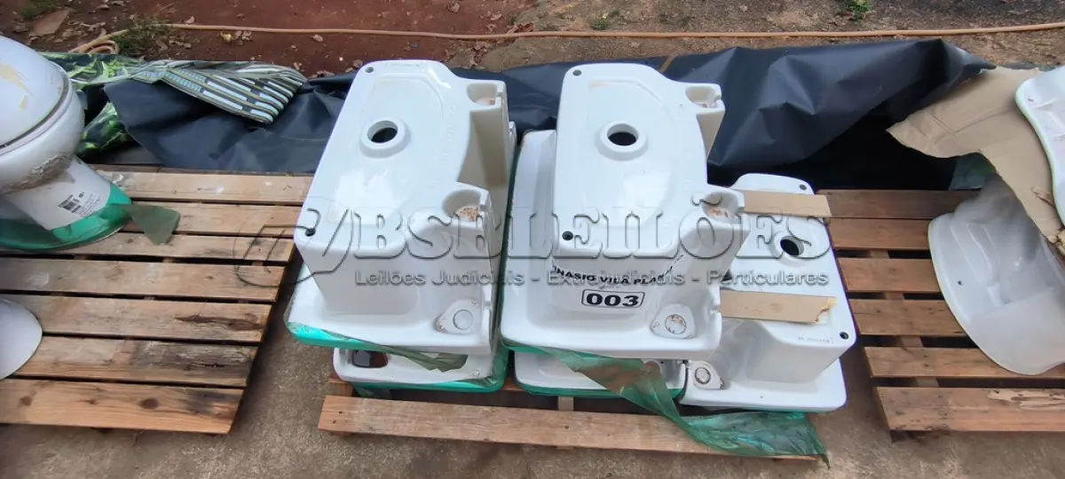 LOTE 003 - 01 LOTE COM 05 TANQUES PARA LAVANDERIA CELITE BRANCO (NO ESTADO, NÃO SABEMOS SE FUNCIONA. LEILÃO NÃO TEM GARANTIA E NEM DEVOLUÇÃO).