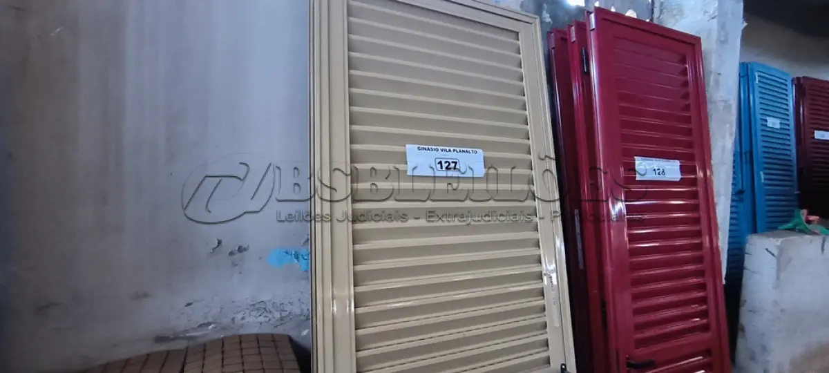 LOTE 127 - 02 PORTAS EM ALUMÍNIO 80X2.45 NA COR MARROM CLARO (NO ESTADO, NÃO SABEMOS SE FUNCIONA. LEILÃO NÃO TEM GARANTIA E NEM DEVOLUÇÃO).