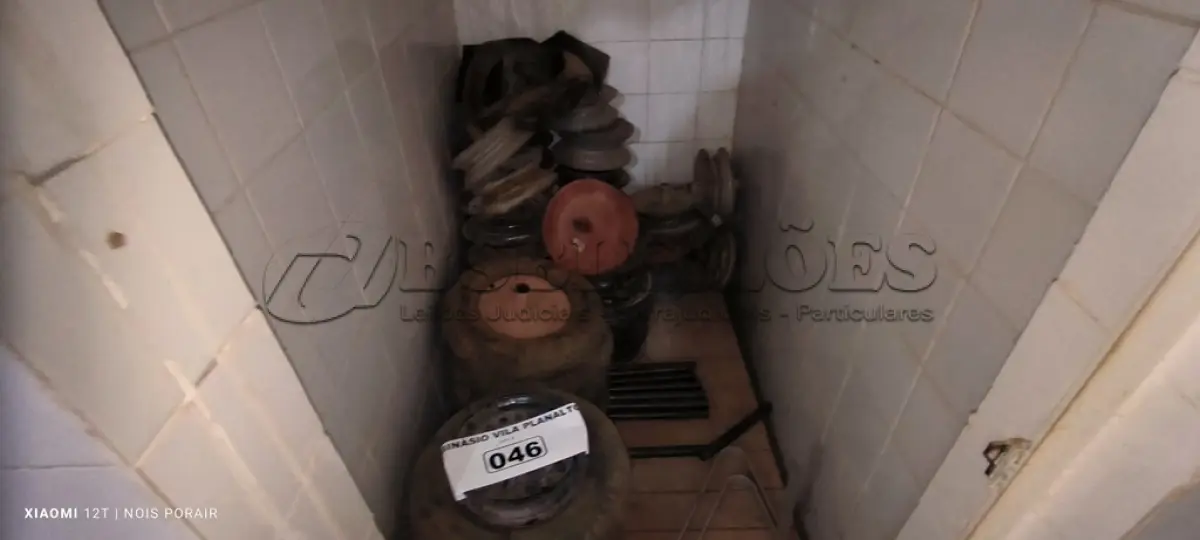 LOTE 046 - 01 LOTE COM PNEUS E RODAS PARA CARRINHOS DE MÃOS (NO ESTADO, NÃO SABEMOS SE FUNCIONA. LEILÃO NÃO TEM GARANTIA E NEM DEVOLUÇÃO).