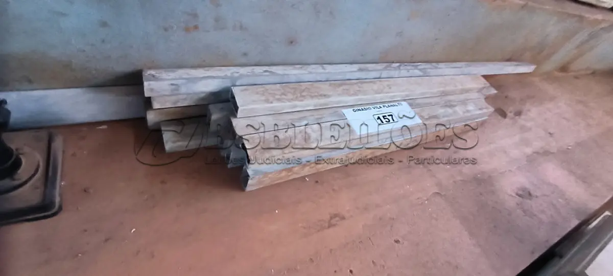 LOTE 157 - 01 LOTE COM RÉGUAS EM ALUMÍNIO (NO ESTADO, NÃO SABEMOS SE FUNCIONA. LEILÃO NÃO TEM GARANTIA E NEM DEVOLUÇÃO).