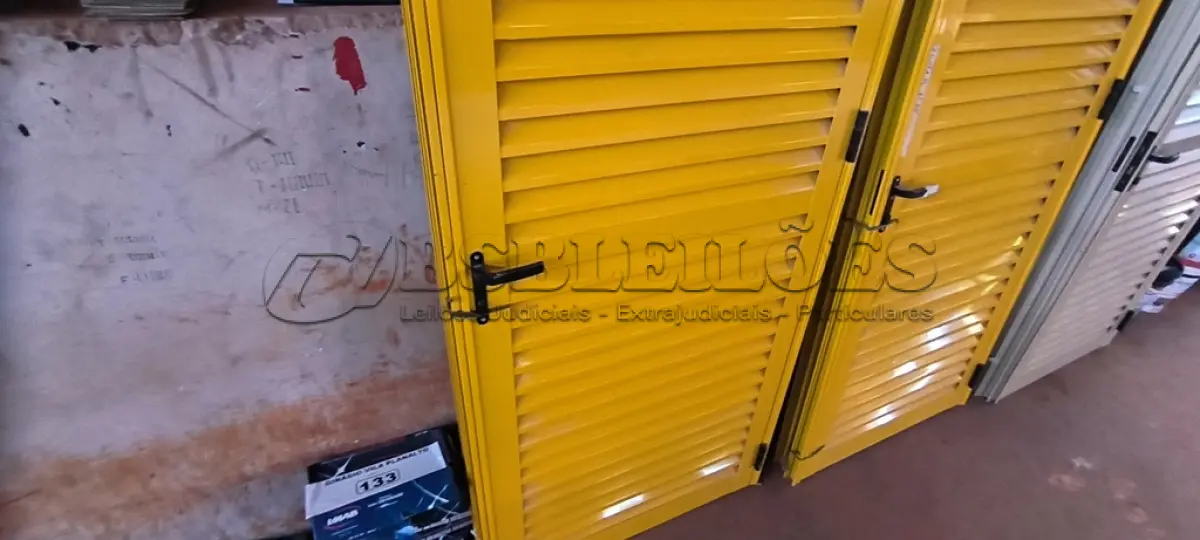LOTE 134 - 02 PORTAS EM ALUMÍNIO 80X2,45 NA COR AMARELA (NO ESTADO, NÃO SABEMOS SE FUNCIONA. LEILÃO NÃO TEM GARANTIA E NEM DEVOLUÇÃO).