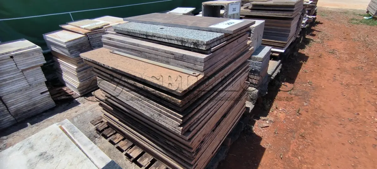 LOTE 203 - 01 LOTE COM RODAPÉS EM GRANITO TAMANHOS E CORES DIVERSAS (NO ESTADO, NÃO SABEMOS SE FUNCIONA. LEILÃO NÃO TEM GARANTIA E NEM DEVOLUÇÃO).