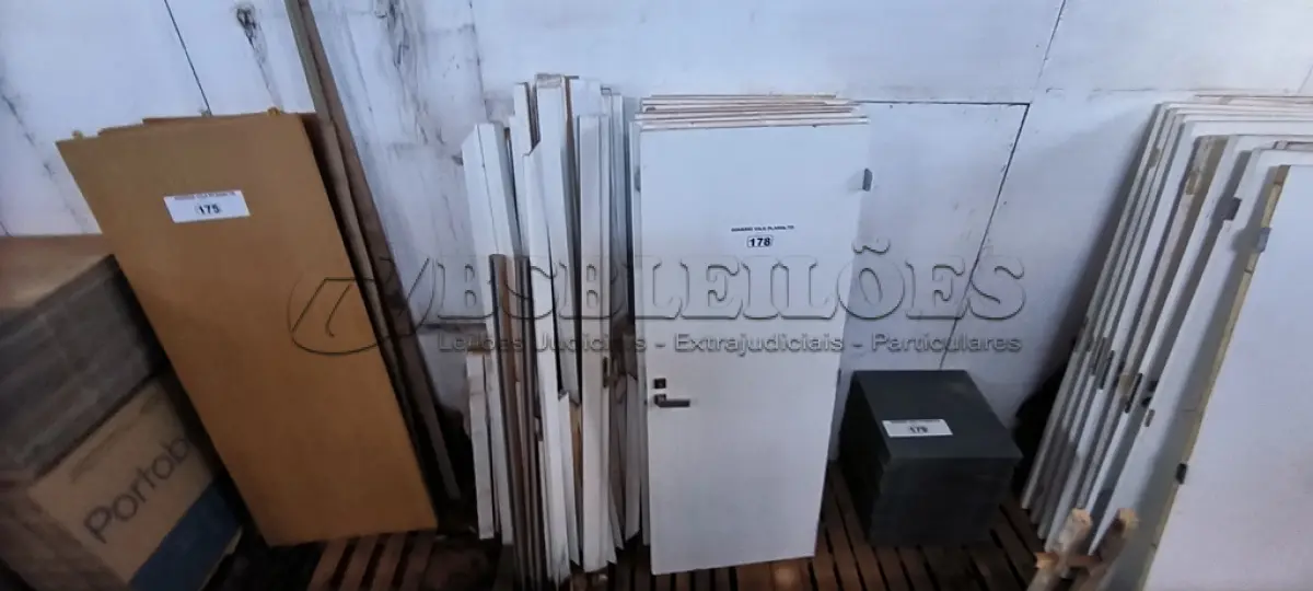 LOTE 178 - 01 LOTE COM PORTA EM MADEIRA 80X2,10 COM PORTAIS (NO ESTADO, NÃO SABEMOS SE FUNCIONA. LEILÃO NÃO TEM GARANTIA E NEM DEVOLUÇÃO).