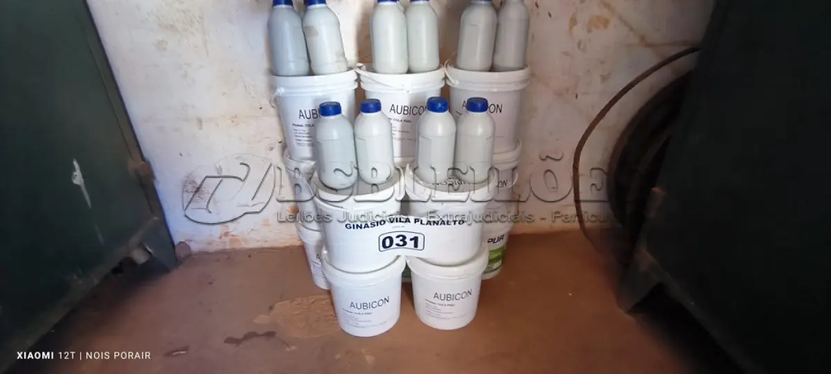 LOTE 031 - 13 LATAS DE 5KG COM COLA PISO AUBICON (NO ESTADO, NÃO SABEMOS SE FUNCIONA. LEILÃO NÃO TEM GARANTIA E NEM DEVOLUÇÃO).