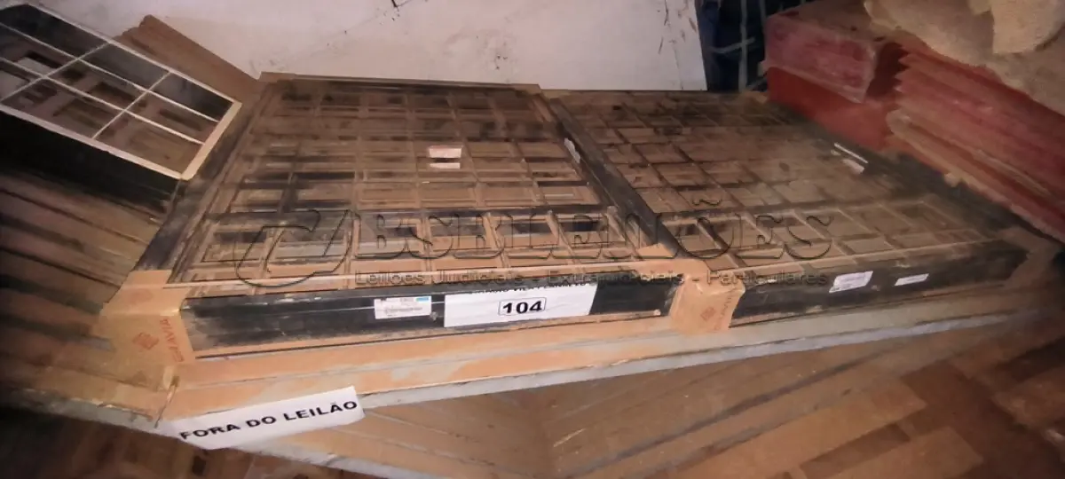 LOTE 104 - 02 JANELAS RETAS SEM BASCULANTE QUADRADAS 1,20X1,00 E 01 JANELA PARA BANHEIRO (NO ESTADO, NÃO SABEMOS SE FUNCIONA. LEILÃO NÃO TEM GARANTIA E NEM DEVOLUÇÃO).