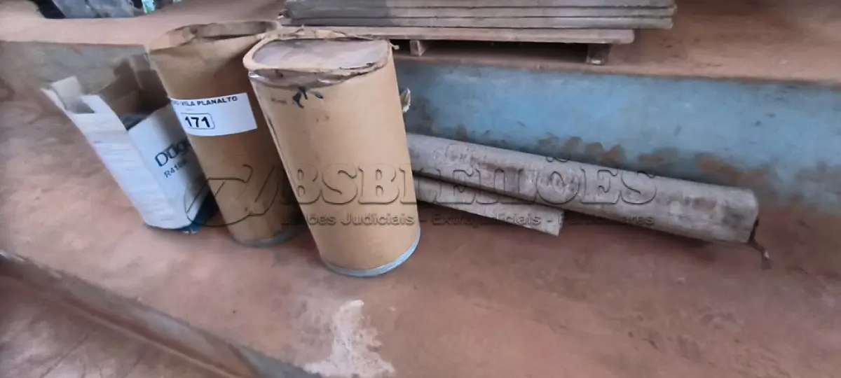 LOTE 171 - 02 BALDES DE COLA E 02 ROLOS DE PISO VINÍLICO (NO ESTADO, NÃO SABEMOS SE FUNCIONA. LEILÃO NÃO TEM GARANTIA E NEM DEVOLUÇÃO).