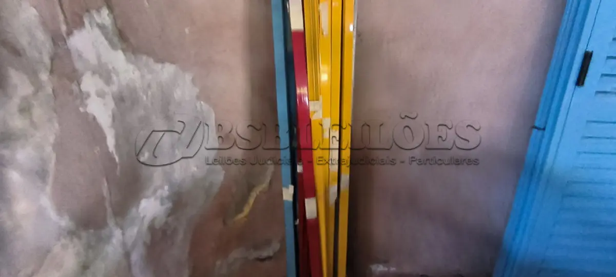 LOTE 129 - 01 LOTE COM PERFIS EM ALUMÍNIO COLORIDO (NO ESTADO, NÃO SABEMOS SE FUNCIONA. LEILÃO NÃO TEM GARANTIA E NEM DEVOLUÇÃO).