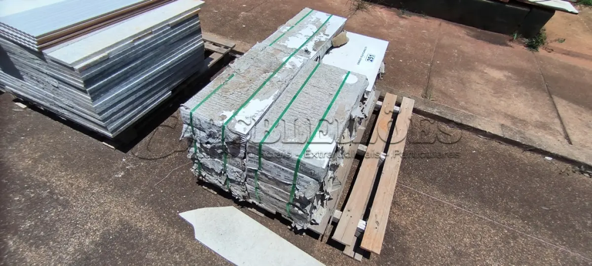 LOTE 251 - 22 CAIXAS DE REVESTIMENTO 30X60 GLACIER WHITER (NO ESTADO, NÃO SABEMOS SE FUNCIONA. LEILÃO NÃO TEM GARANTIA E NEM DEVOLUÇÃO).