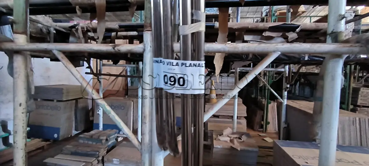 LOTE 090 - 02 ESCADAS PARA PISCINA EM INOX SEM DEGRAUS (NO ESTADO, NÃO SABEMOS SE FUNCIONA. LEILÃO NÃO TEM GARANTIA E NEM DEVOLUÇÃO).