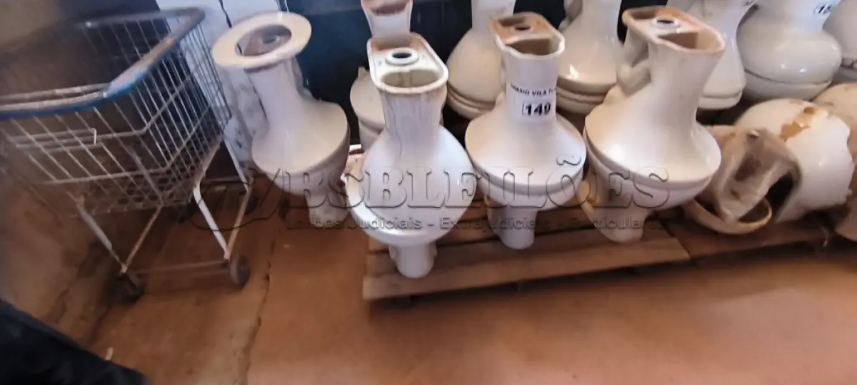 LOTE 149 - 14 VASOS SANITÁRIOS (NO ESTADO, NÃO SABEMOS SE FUNCIONA. LEILÃO NÃO TEM GARANTIA E NEM DEVOLUÇÃO).