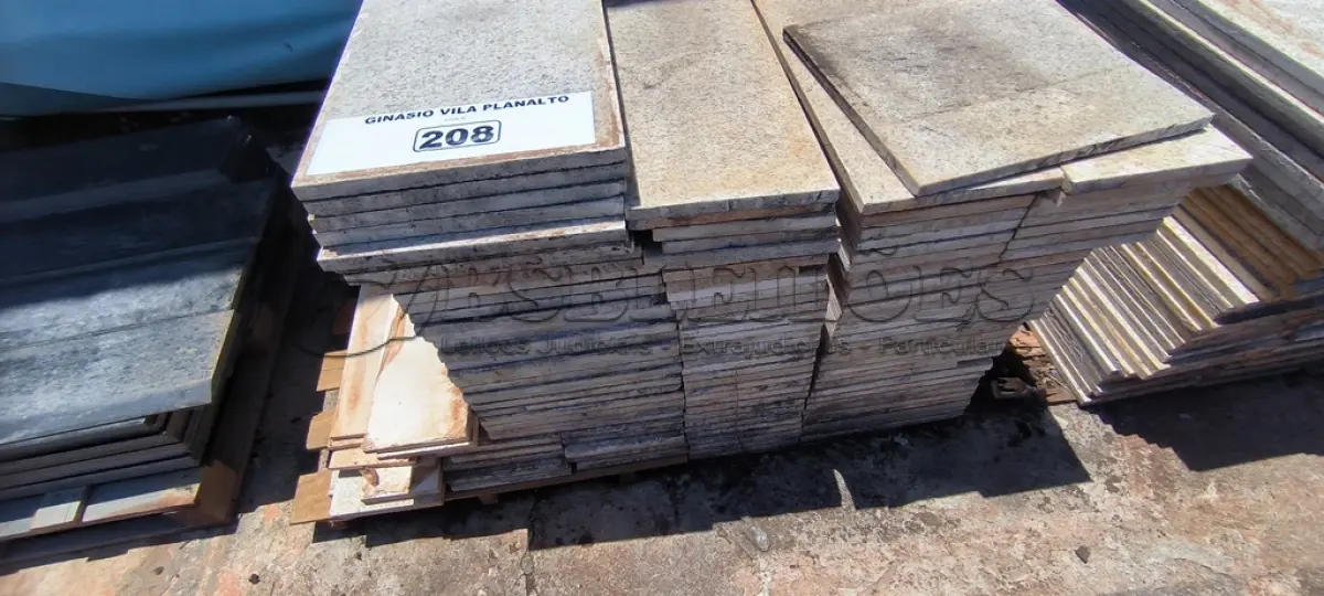 LOTE 208 - 01 LOTE COM RODAPÉS EM GRANITO TAMANHOS E CORES DIVERSAS (NO ESTADO, NÃO SABEMOS SE FUNCIONA. LEILÃO NÃO TEM GARANTIA E NEM DEVOLUÇÃO).