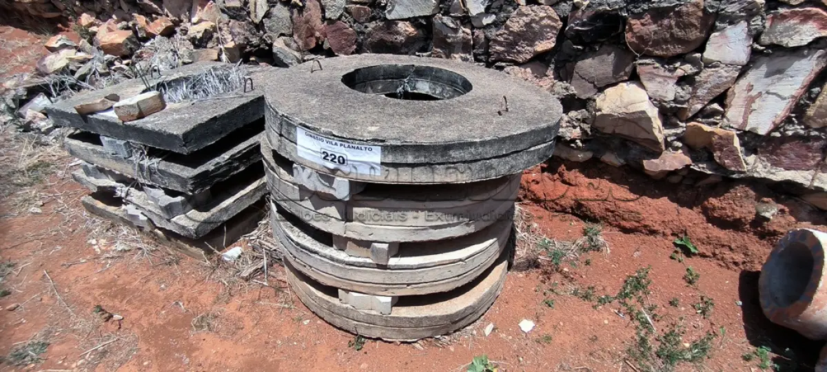 LOTE 220 - 04 TAMPAS REDONDAS EM CONCRETO (NO ESTADO, NÃO SABEMOS SE FUNCIONA. LEILÃO NÃO TEM GARANTIA E NEM DEVOLUÇÃO).