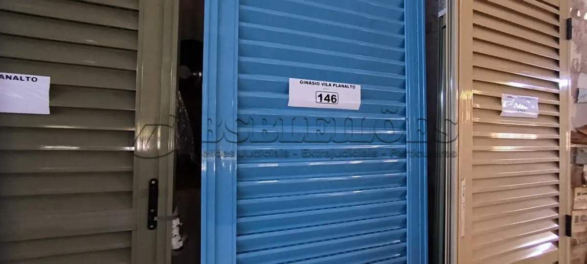 LOTE 146 - 02 PORTAS EM ALUMÍNIO 80X2,45 NA COR AZUL (NO ESTADO, NÃO SABEMOS SE FUNCIONA. LEILÃO NÃO TEM GARANTIA E NEM DEVOLUÇÃO).