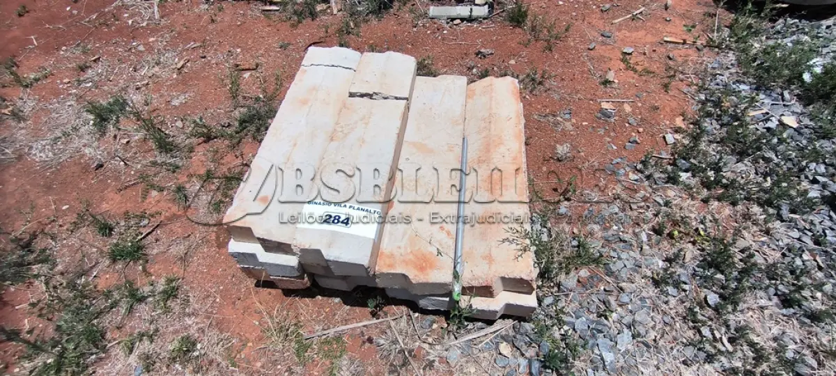 LOTE 284 - 10 MEIO FIO EM CONCRETO (NO ESTADO, NÃO SABEMOS SE FUNCIONA. LEILÃO NÃO TEM GARANTIA E NEM DEVOLUÇÃO).