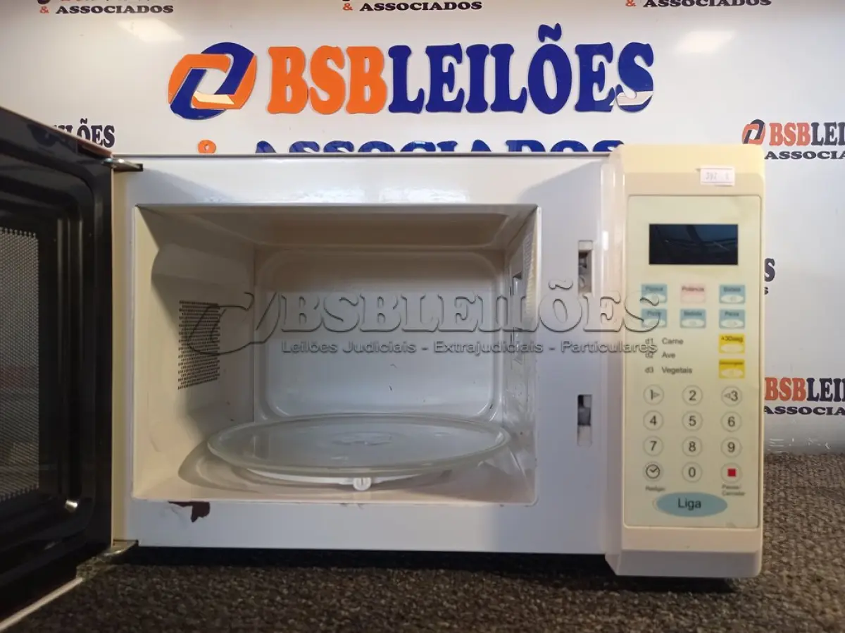 LOTE 006 - 01 MICRO-ONDAS. (NO ESTADO) ATENÇÃO! FAZER A VISITAÇÃO ANTES DE ARREMATAR, NÃO SABEMOS SE FUNCIONA. LEILÃO NÃO TEM GARANTIA E NEM DEVOLUÇÃO, SUJEITO A POSSÍVEIS AVARIAS VISÍVEIS/OCULTAS E/OU AUSÊNCIA DE COMPONENTES.
