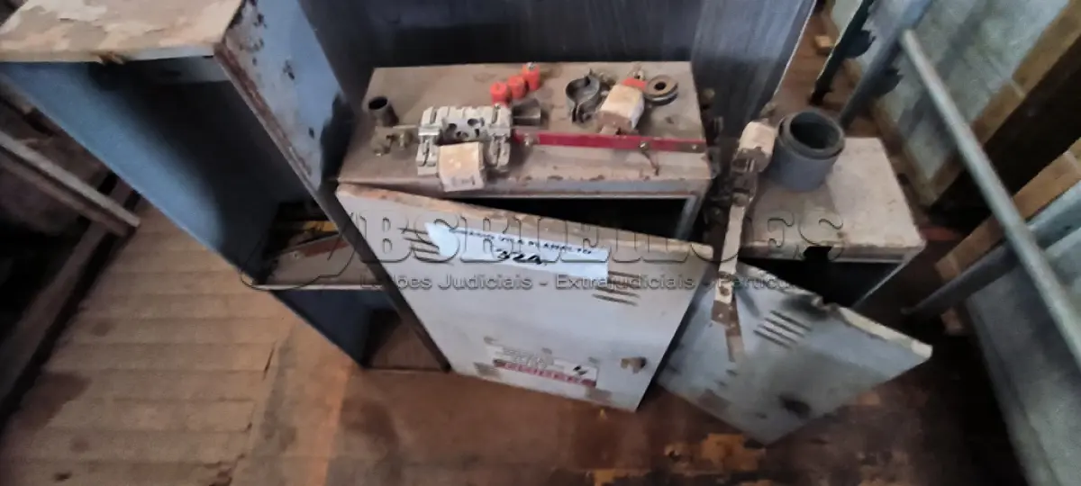 LOTE 324 - 01 LOTE COM QUADROS ELÉTRICOS (NO ESTADO, NÃO SABEMOS SE FUNCIONA. LEILÃO NÃO TEM GARANTIA E NEM DEVOLUÇÃO).