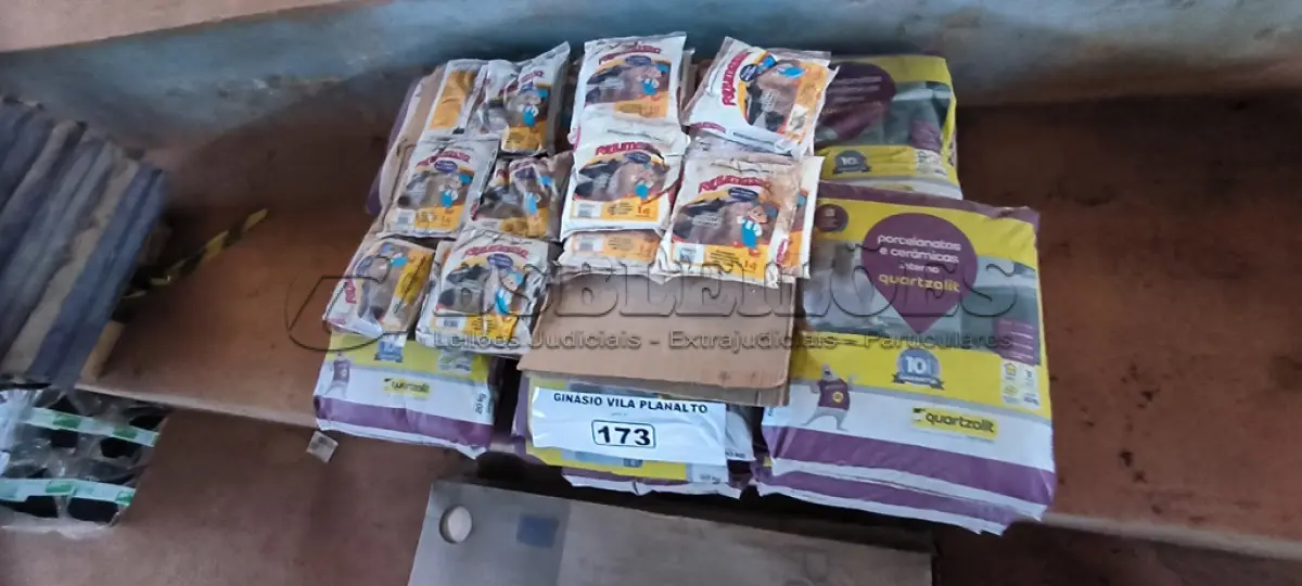 LOTE 173 - 01 LOTE COM REJUNTES E ARGAMASSA QUARTZOLIT (NO ESTADO, NÃO SABEMOS SE FUNCIONA. LEILÃO NÃO TEM GARANTIA E NEM DEVOLUÇÃO).