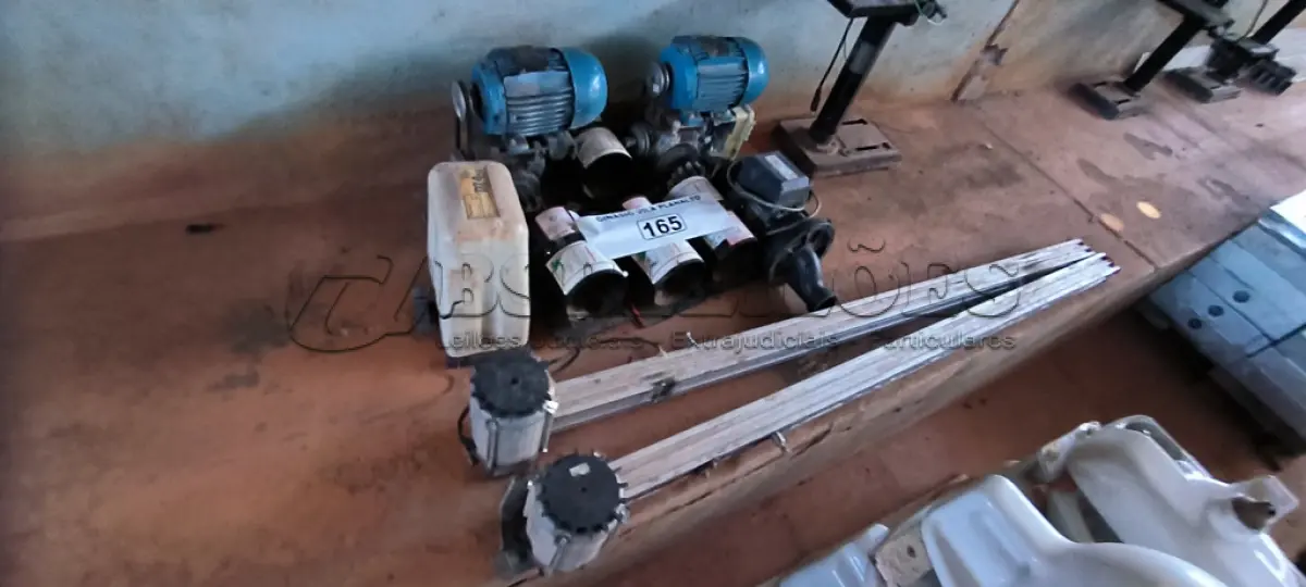 LOTE 165 - 01 LOTE COM MOTORES PARA PORTÃO E BOMBA PARA BANHEIRA (NO ESTADO, NÃO SABEMOS SE FUNCIONA. LEILÃO NÃO TEM GARANTIA E NEM DEVOLUÇÃO).