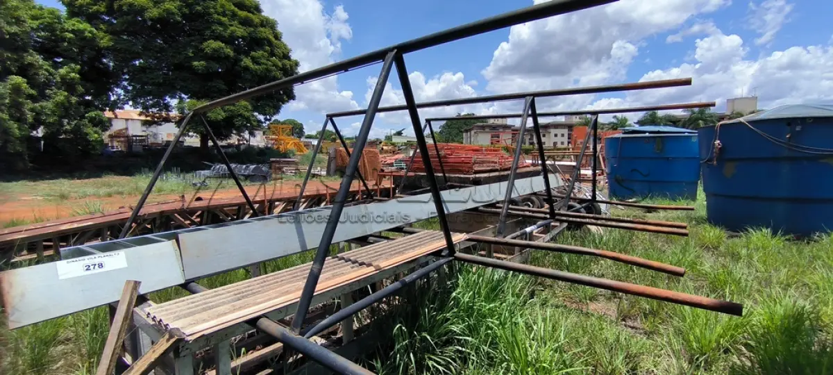 LOTE 279 - 03 ESTRUTURAS EM TRIANGULO EM FERRO NA COR PRETA (NO ESTADO, NÃO SABEMOS SE FUNCIONA. LEILÃO NÃO TEM GARANTIA E NEM DEVOLUÇÃO).