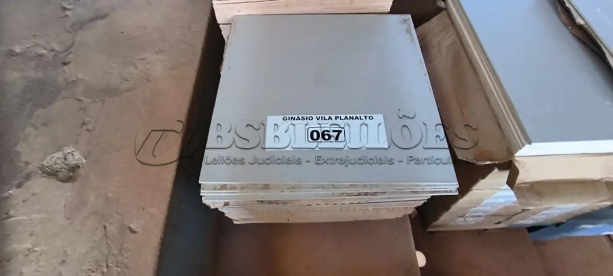 LOTE 067 - 12 CAIXAS DE PISO 60X60 NA COR CINZA (NO ESTADO, NÃO SABEMOS SE FUNCIONA. LEILÃO NÃO TEM GARANTIA E NEM DEVOLUÇÃO).