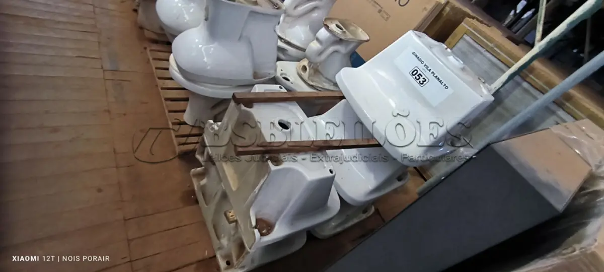 LOTE 053 - 05 TANQUES CELITE BRANCO (NO ESTADO, NÃO SABEMOS SE FUNCIONA. LEILÃO NÃO TEM GARANTIA E NEM DEVOLUÇÃO).