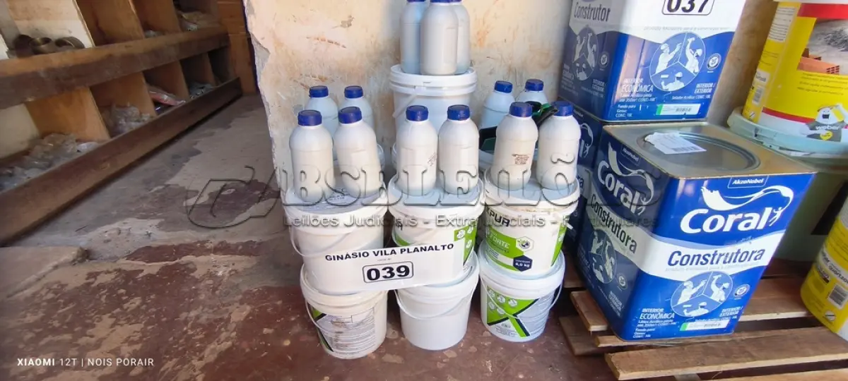 LOTE 039 - 13 LATAS DE 5KG COM COLA PISO AUBICON (NO ESTADO, NÃO SABEMOS SE FUNCIONA. LEILÃO NÃO TEM GARANTIA E NEM DEVOLUÇÃO).