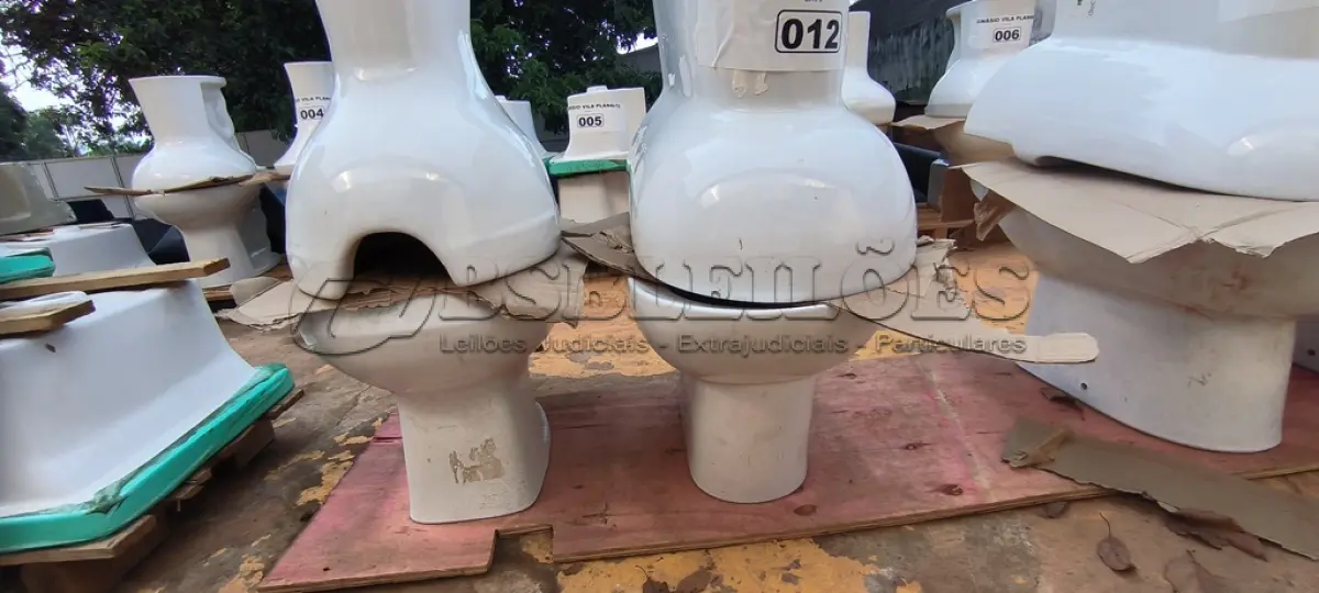 LOTE 012 - 01 LOTE COM 04 VASOS SANITÁRIOS (NO ESTADO, NÃO SABEMOS SE FUNCIONA. LEILÃO NÃO TEM GARANTIA E NEM DEVOLUÇÃO).