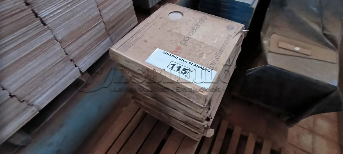 LOTE 115 - 13 CAIXAS DE REVESTIMENTO 50X50 ELIANE BIANCO (NO ESTADO, NÃO SABEMOS SE FUNCIONA. LEILÃO NÃO TEM GARANTIA E NEM DEVOLUÇÃO).